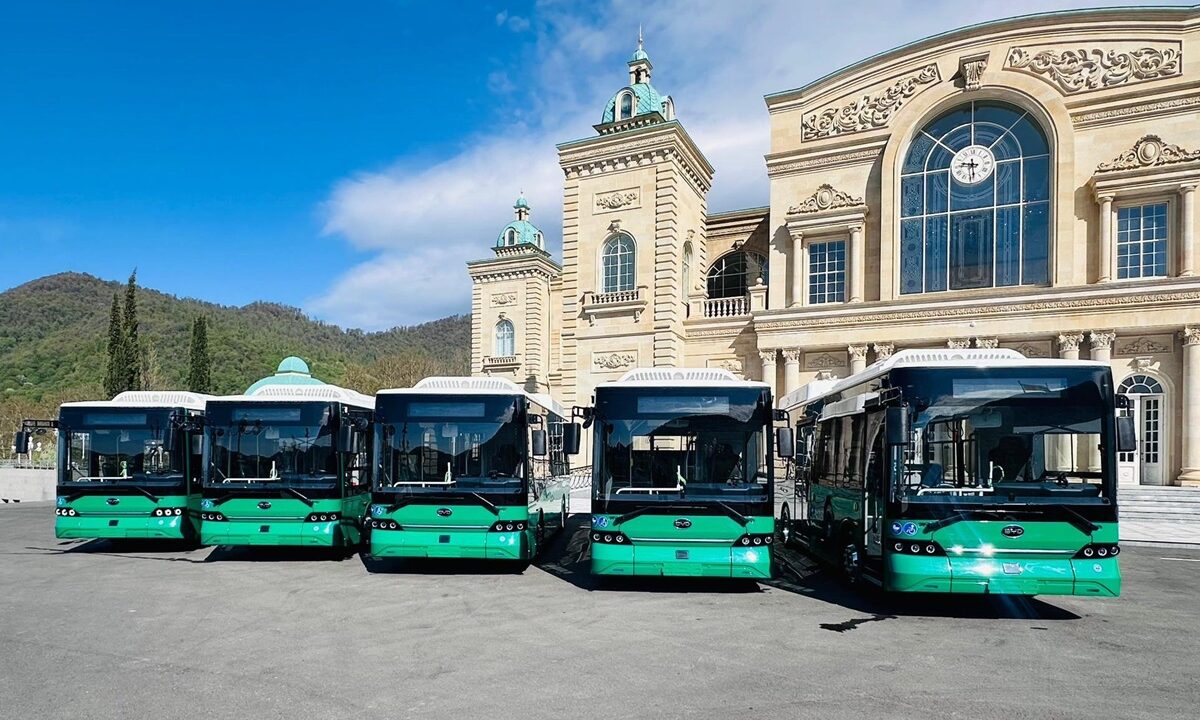 Азербайджан подарував Україні пасажирські автобуси