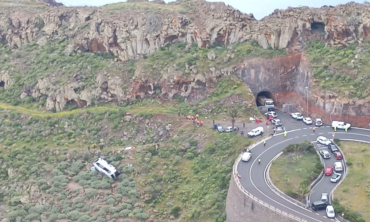 На Канарах перекинувся автобус з туристами, є жертви