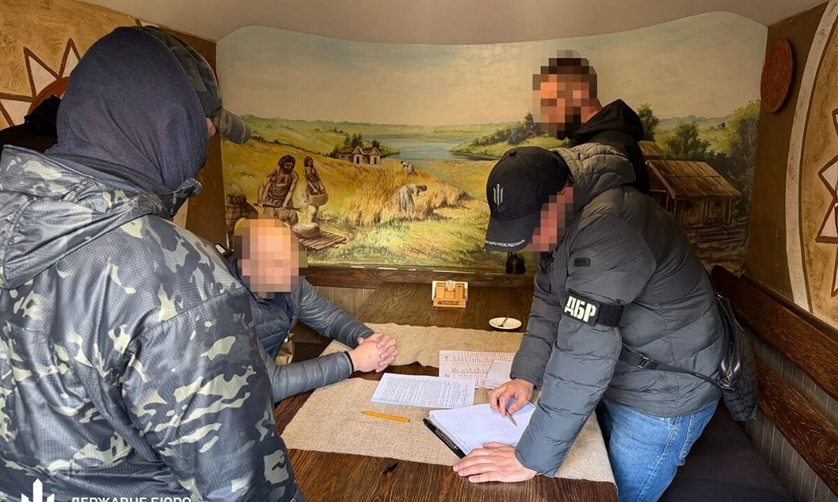 Посадовця УЗ взяли під варту за хабар у $100 тисяч